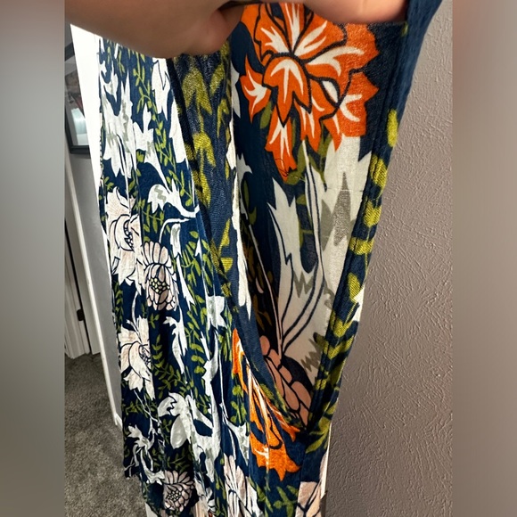 Janice Apparel- Floral and Leaves Kimono - Picture 4 of 8